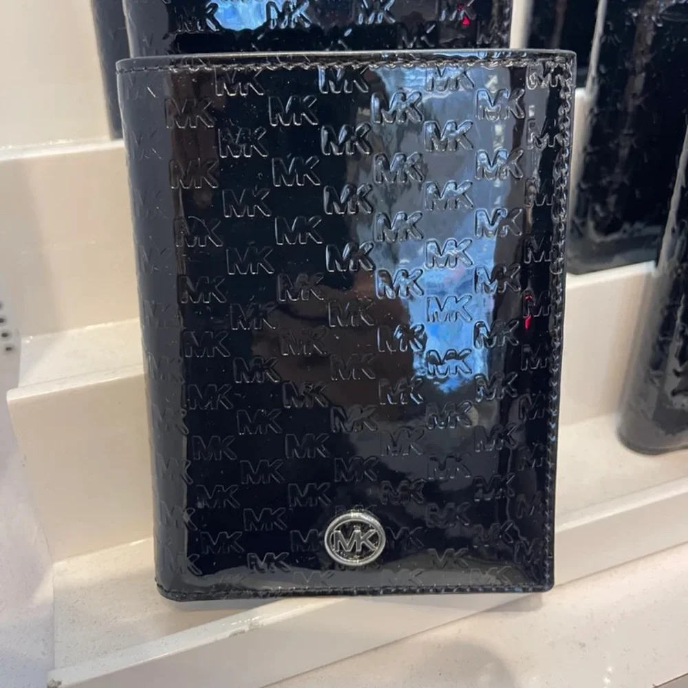 Michael Kors Jet Set Travel Md Signatu Patent Logo Debossed Passport Case Black